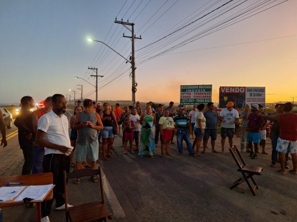 WhatsApp Image 2024 05 06 at 18.57.13 1 - Moradores do Lameirão e da Praia do Riacho reivindicam melhorias durante manifestação