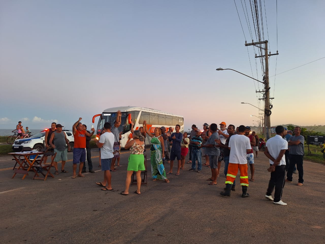 Moradores do Lameirão e da Praia do Riacho reivindicam melhorias durante manifestação