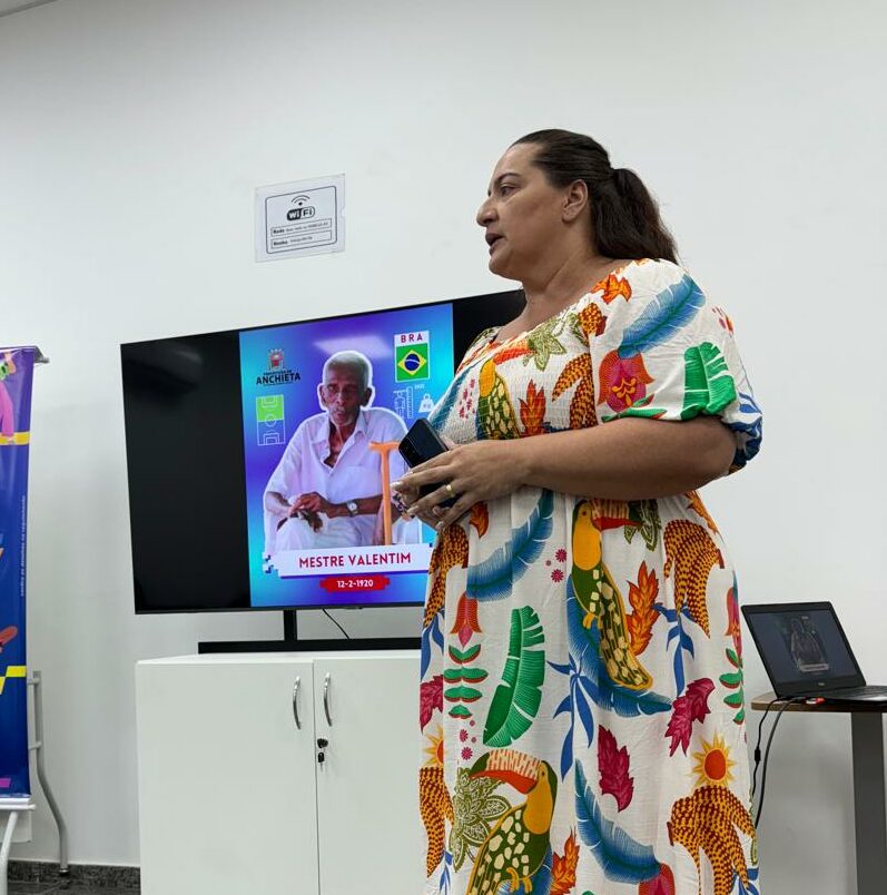 Professora de Anchieta recebe Prêmio Educador Transformador por criação de álbum de figurinhas antirracistas