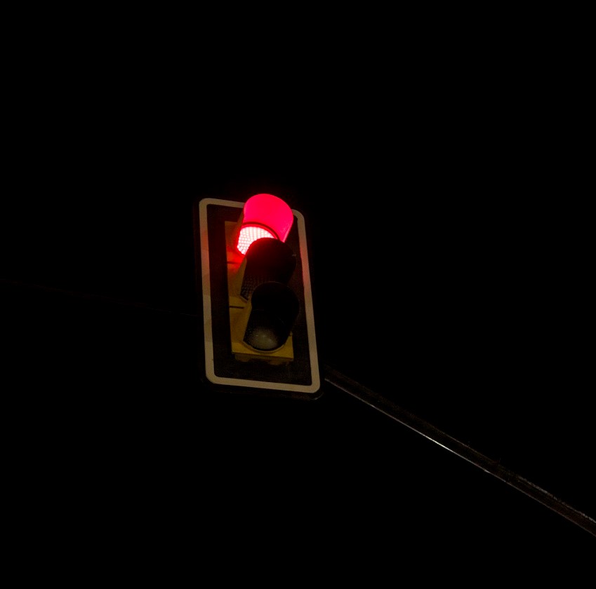 lights night city - Coluna Dom Antônio: Bikes, motos e carros furando o sinal vermelho - isso não vai terminar bem!