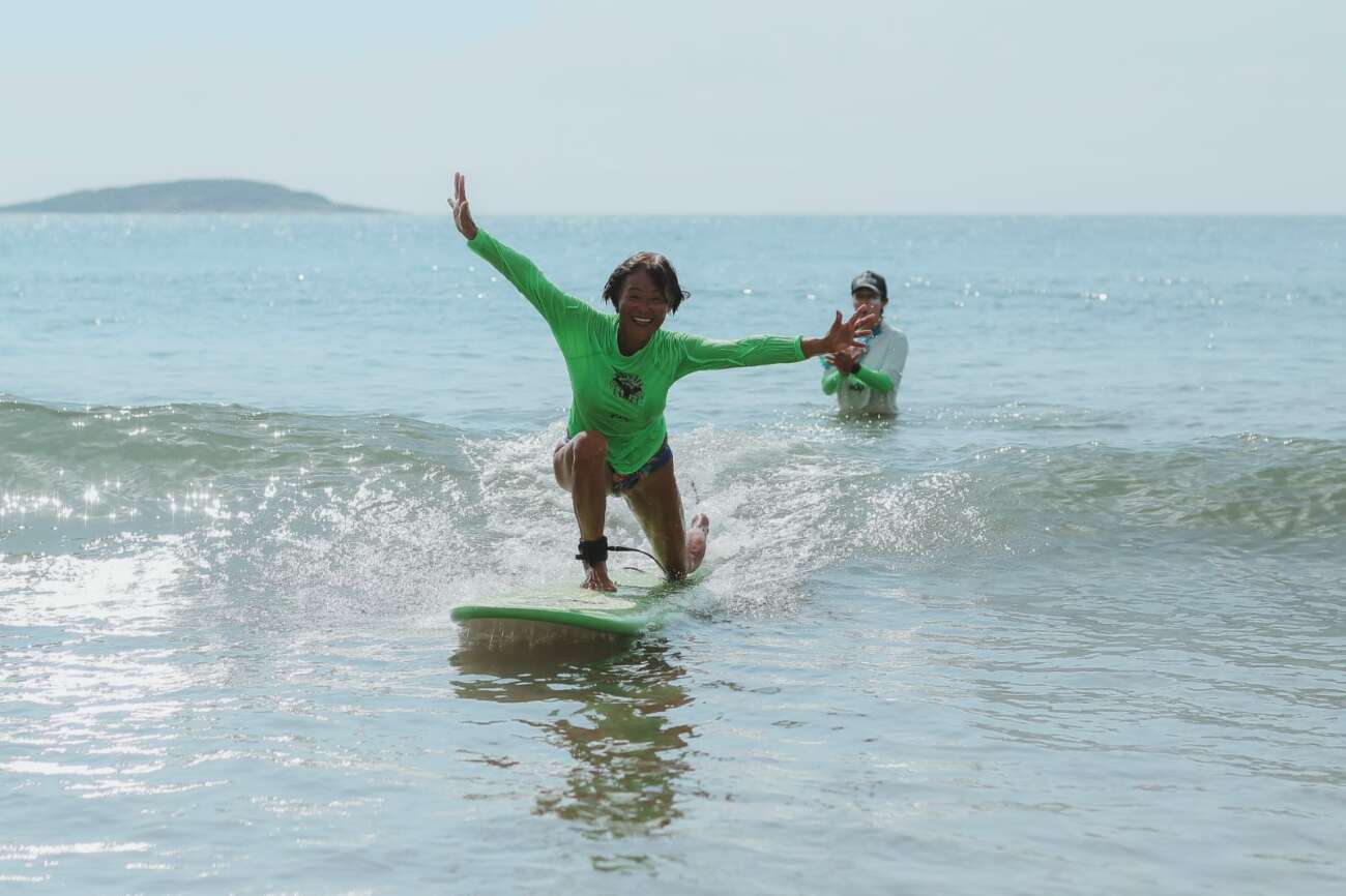 Águas de Gaia: projeto que incentiva prática do surf por mulheres retorna a Guarapari