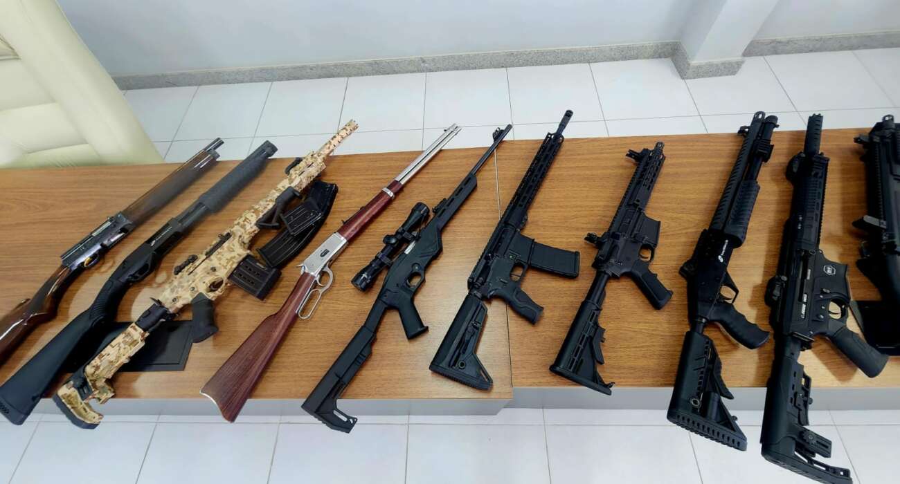 Polícia prende colecionador por suspeita de venda ilegal de armas