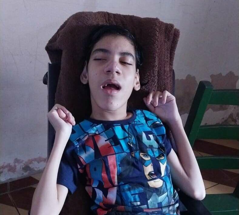Mãe inicia vaquinha para cirurgias de filho com paralisia cerebral; veja como ajudar