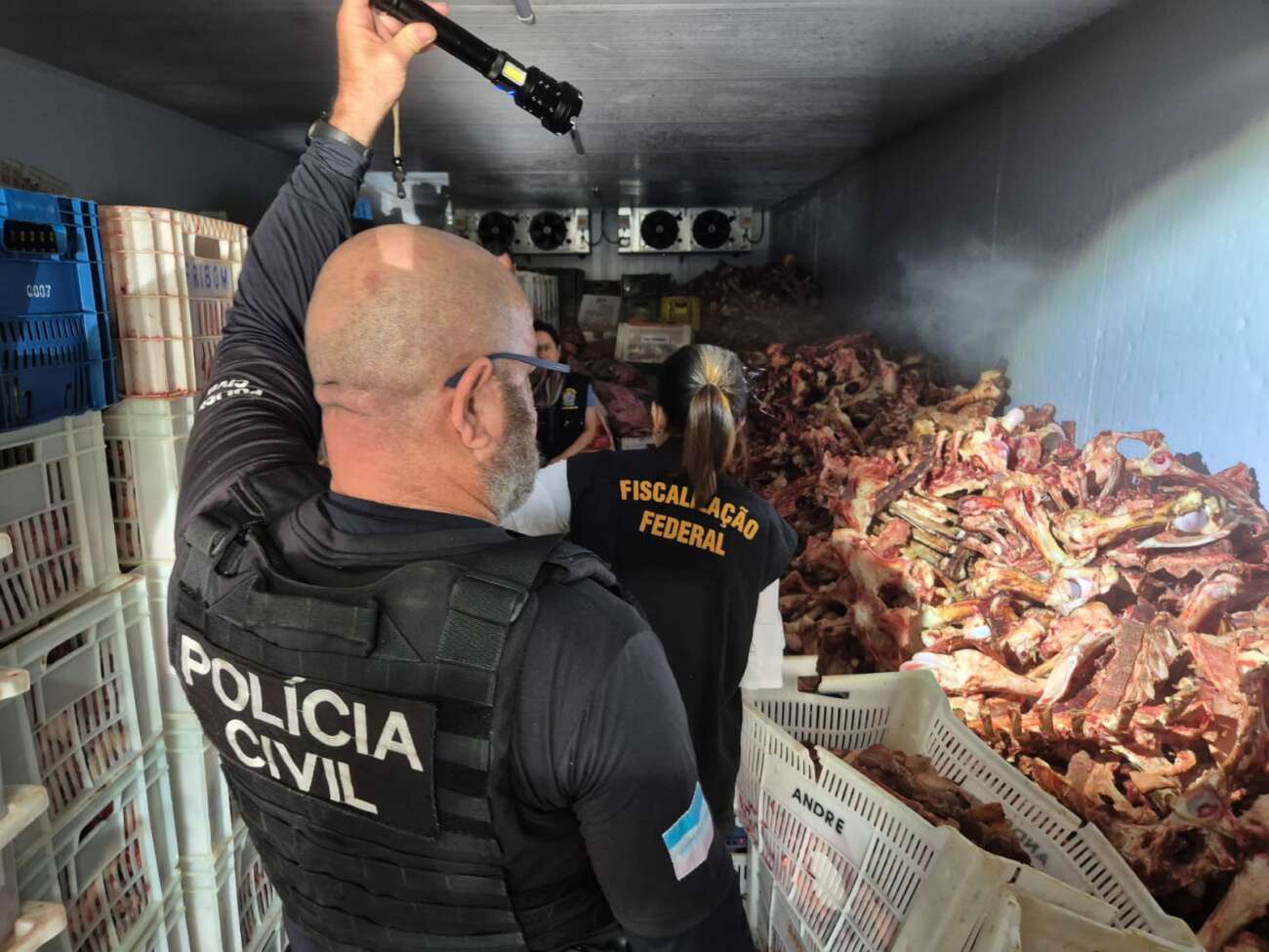 Polícia prende dois empresários por suspeita de envolvimento com comércio clandestino de carnes em Guarapari