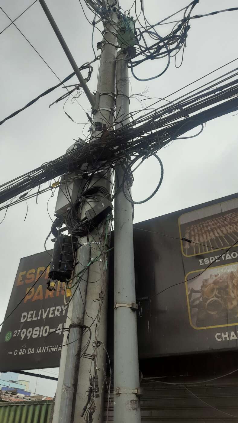 Fios acumulados e pendurados em postes preocupam moradores de Guarapari