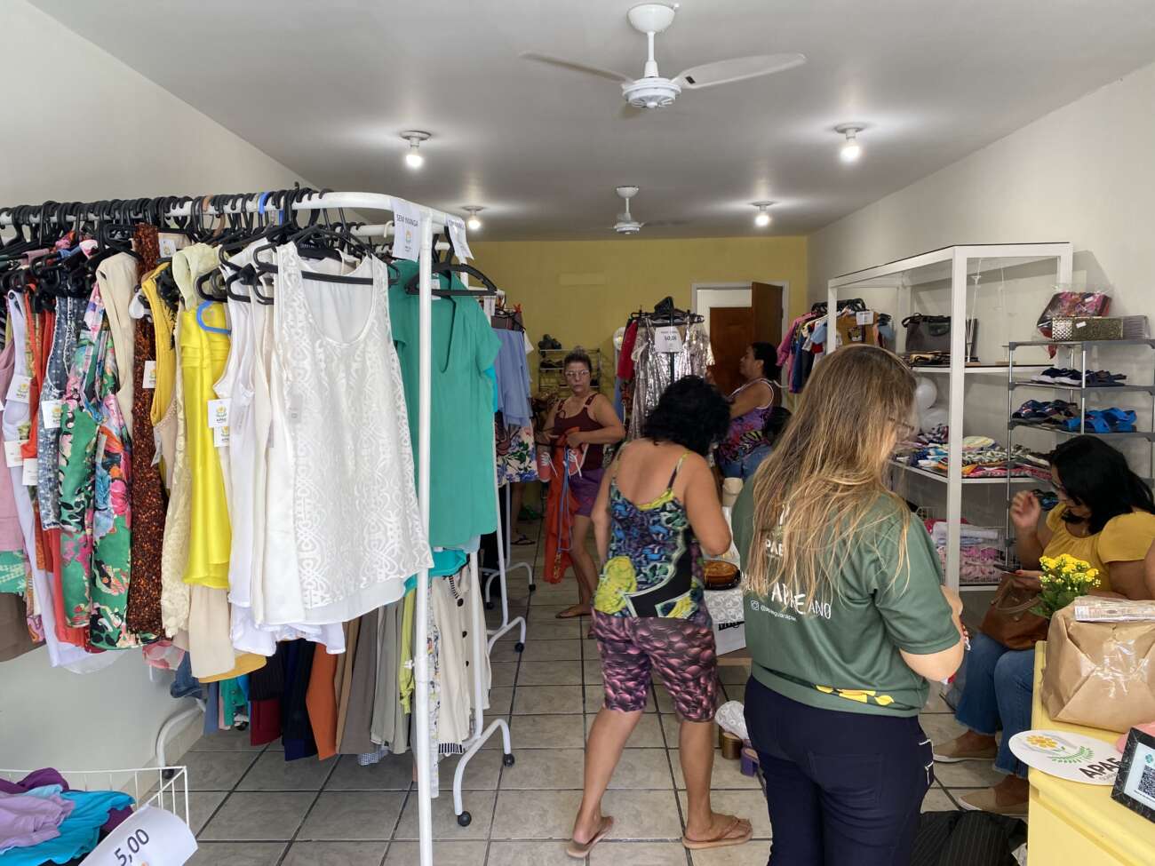 Com novas peças, ‘Brechó dos Apaexonados’ é reinaugurado pela Apae Guarapari