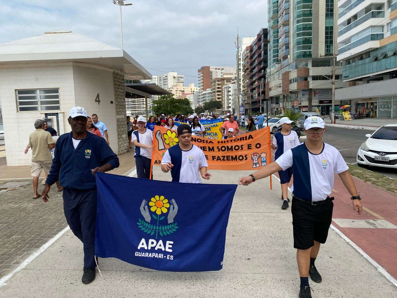 Caminhada da Apae Guarapari reúne comunidade e marca início da Semana Nacional da Pessoa com Deficiência