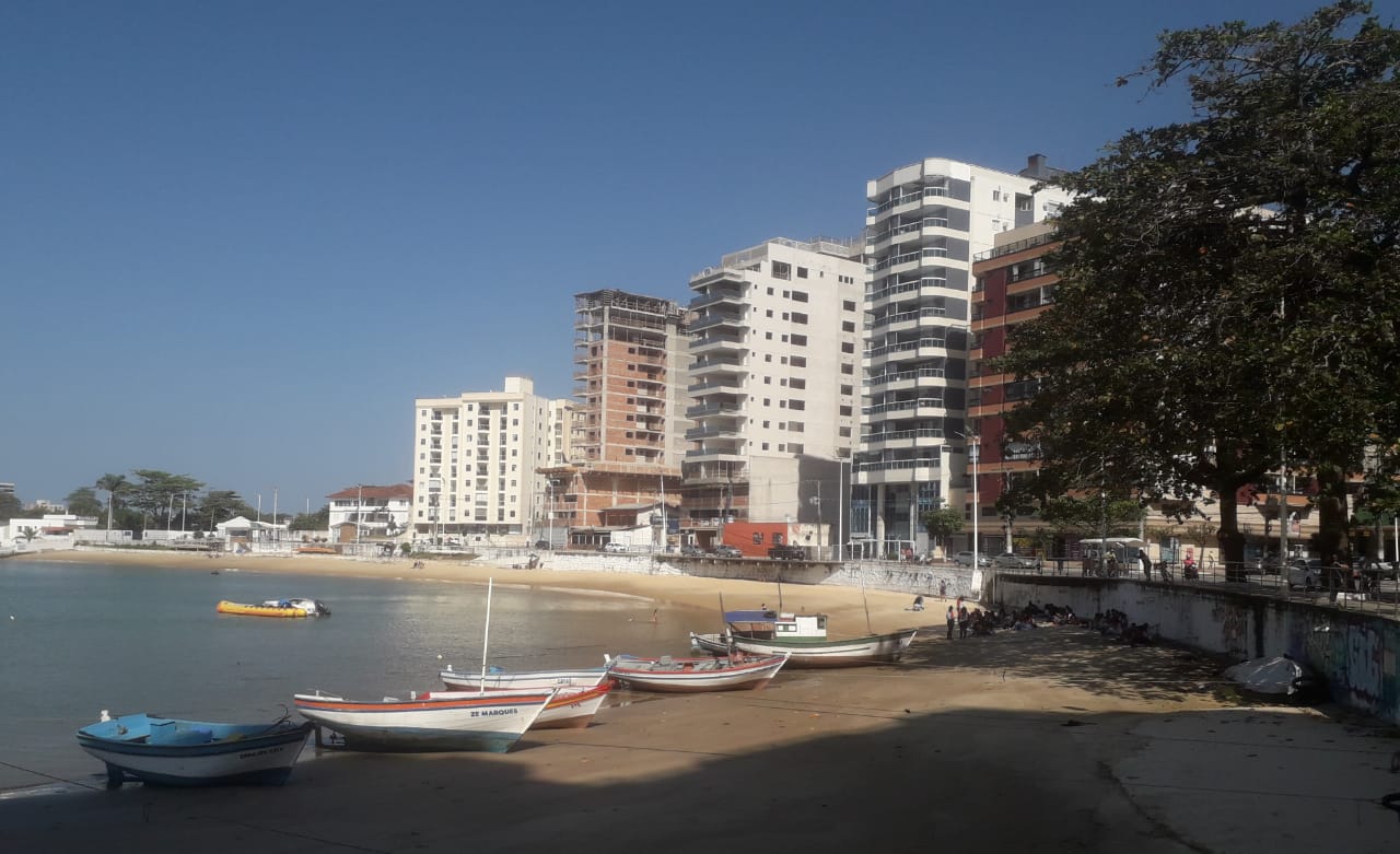 Coluna Dom Antônio: Prainha de Muquiçaba ganha grandes prédios e não perde sua linda aparência bucólica