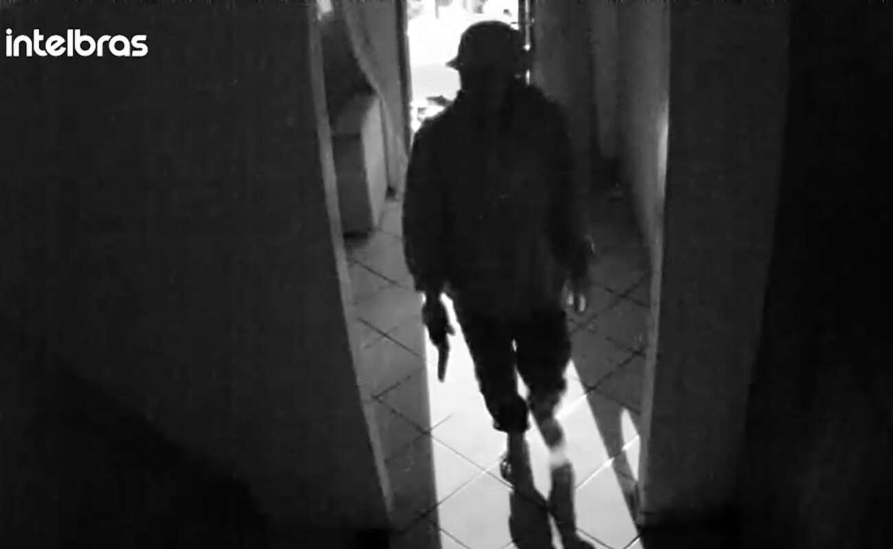 Família tem casa furtada enquanto dormia; suspeito levou moto e televisores