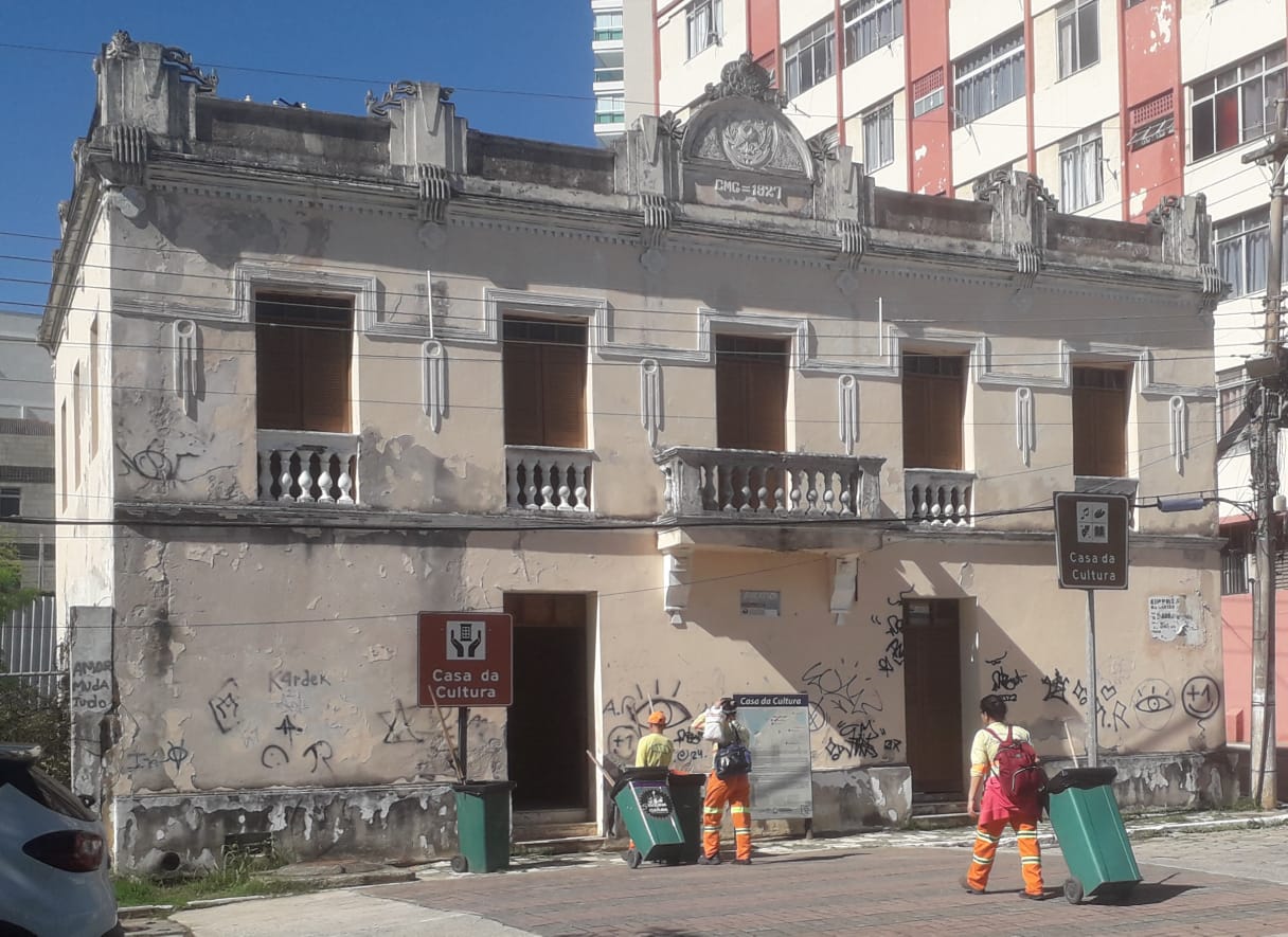 Coluna Dom Antônio: Casa da Cultura, depois de sete anos vazia, agora é depósito dos carrinhos de lixo