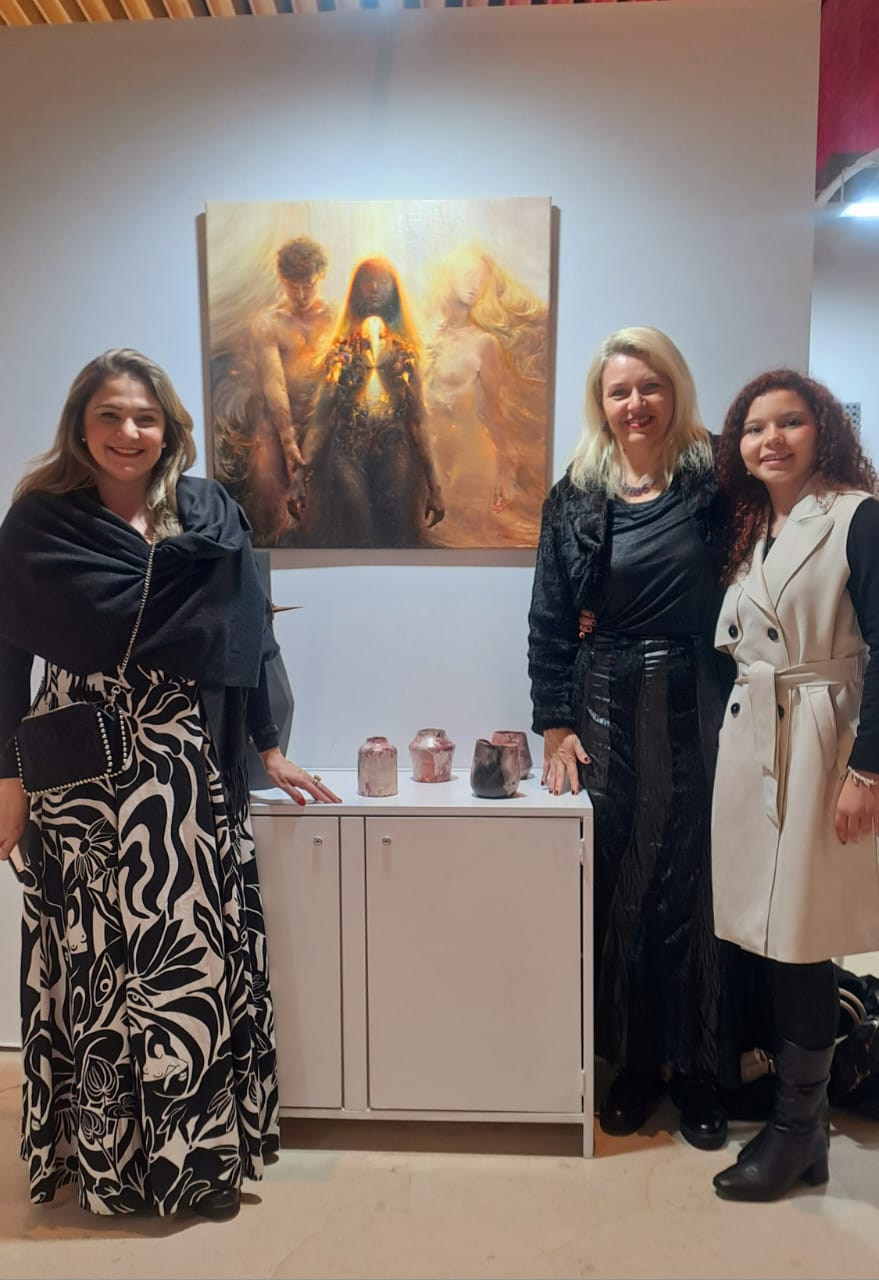 Artista de Guarapari compartilha experiências após participar de exposição em Paris