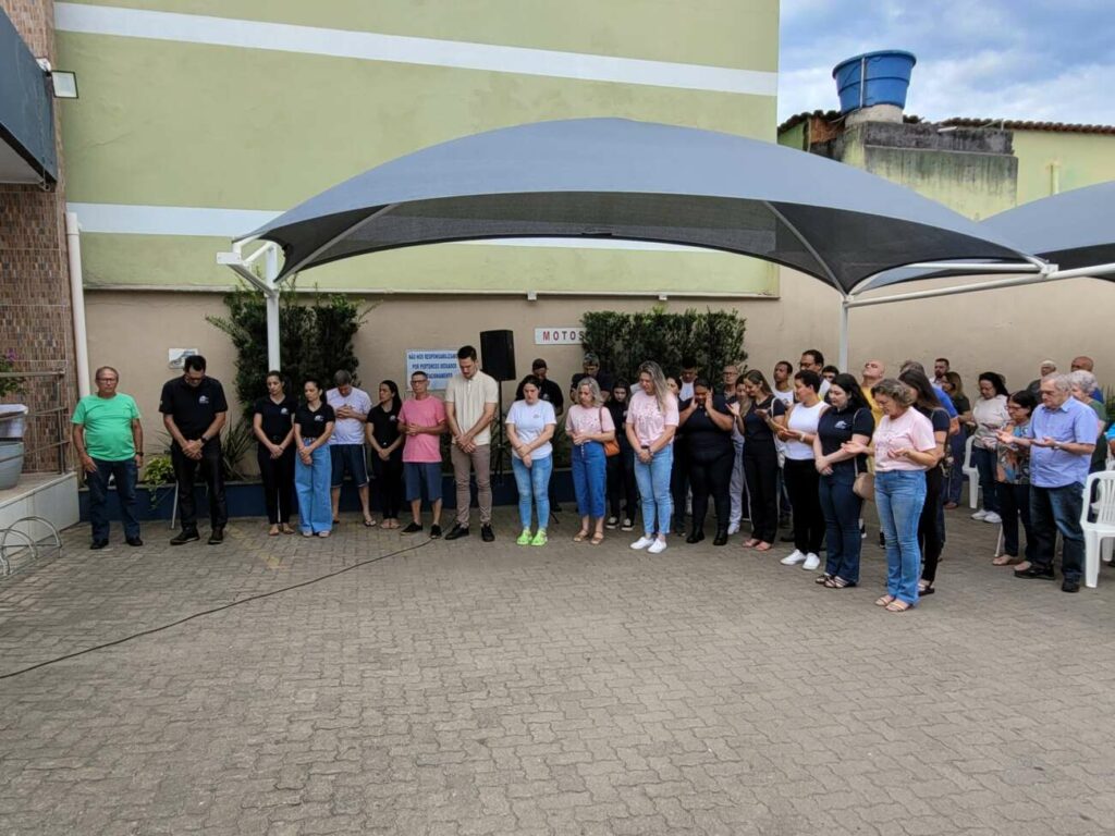 Funcionarios recebendo a bencao