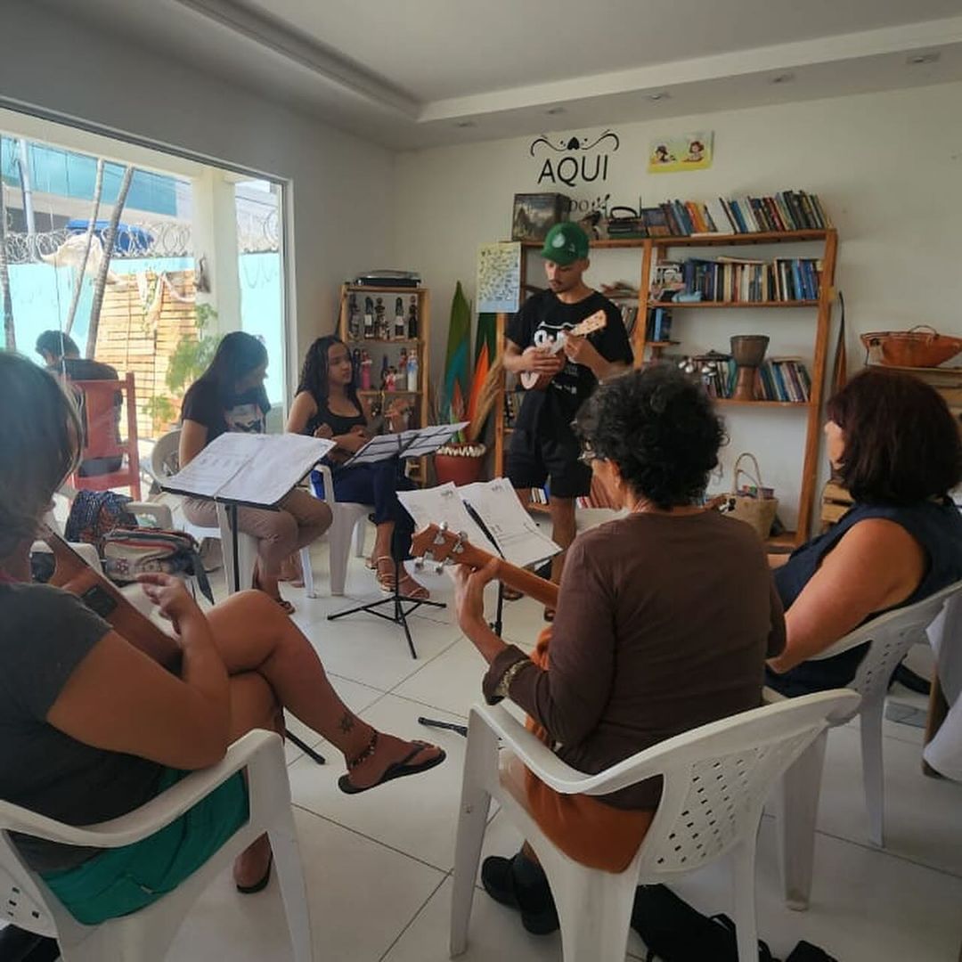Concerto didático da Orquestra de Ukuleles une música e sustentabilidade em Guarapari
