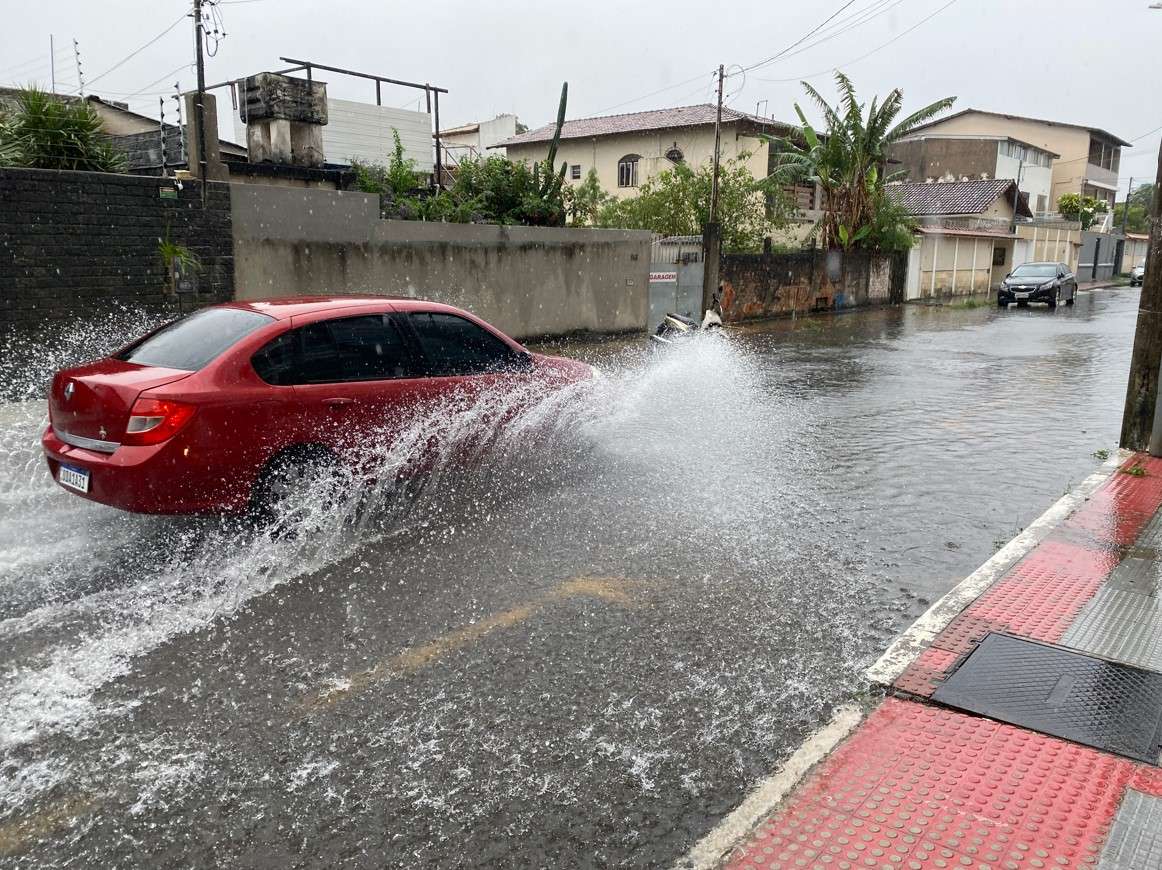 Temporal provoca alagamentos e queda de árvores em Guarapari