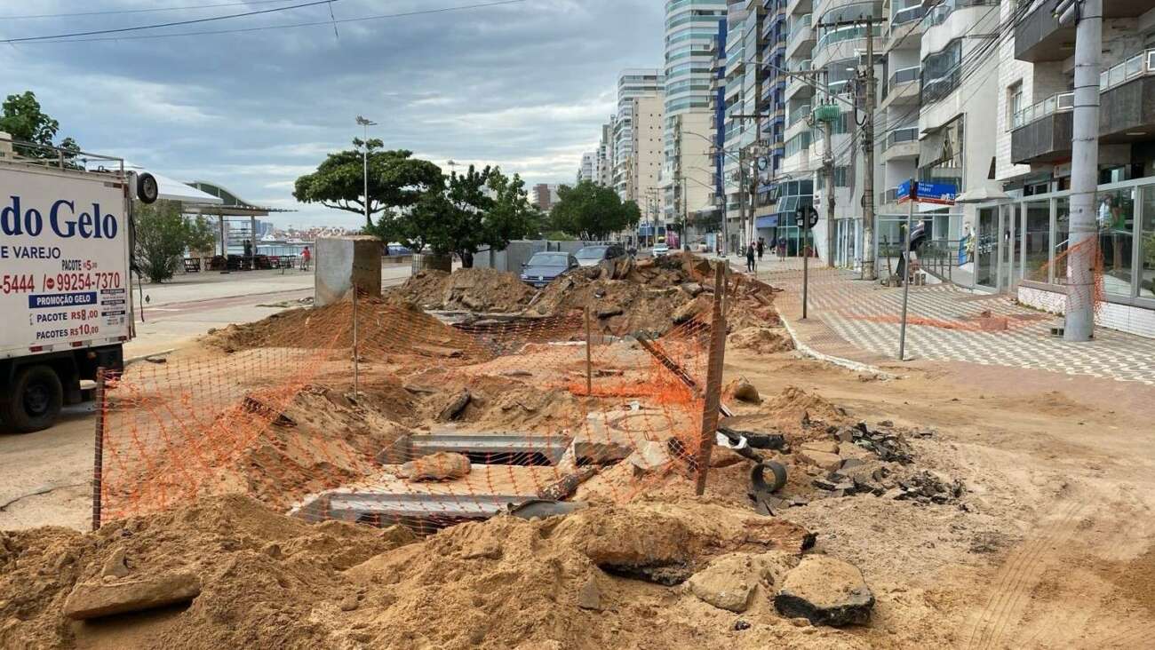 Comerciantes da Praia do Morro reclamam de queda nas vendas devido a obras de macrodrenagem