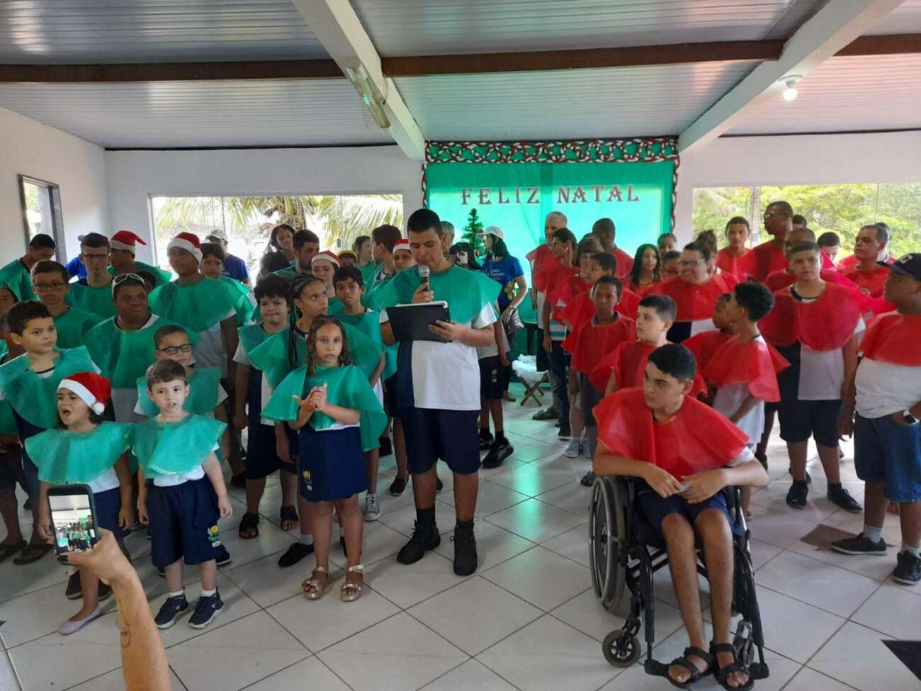Apae Guarapari promove campanha de apadrinhamento para presentear os assistidos no Natal