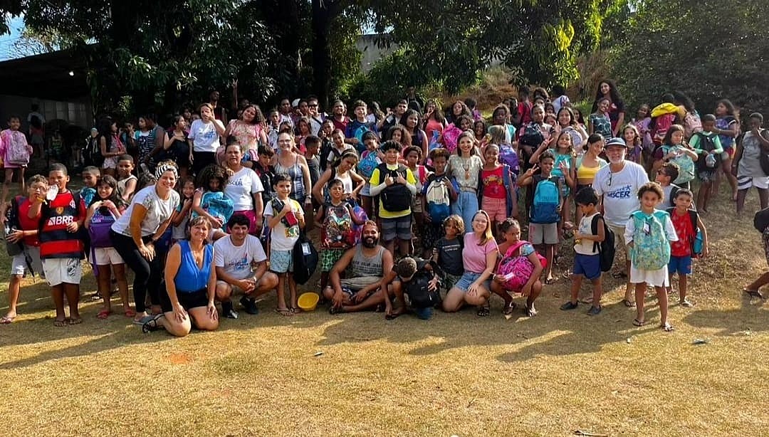 ONG Crescer com Viver arrecada kits escolares para mais de 200 crianças em Guarapari