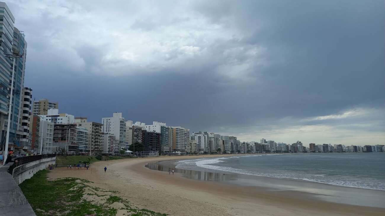 Guarapari recebe alerta laranja de chuva intensa; saiba a previsão do tempo para a semana