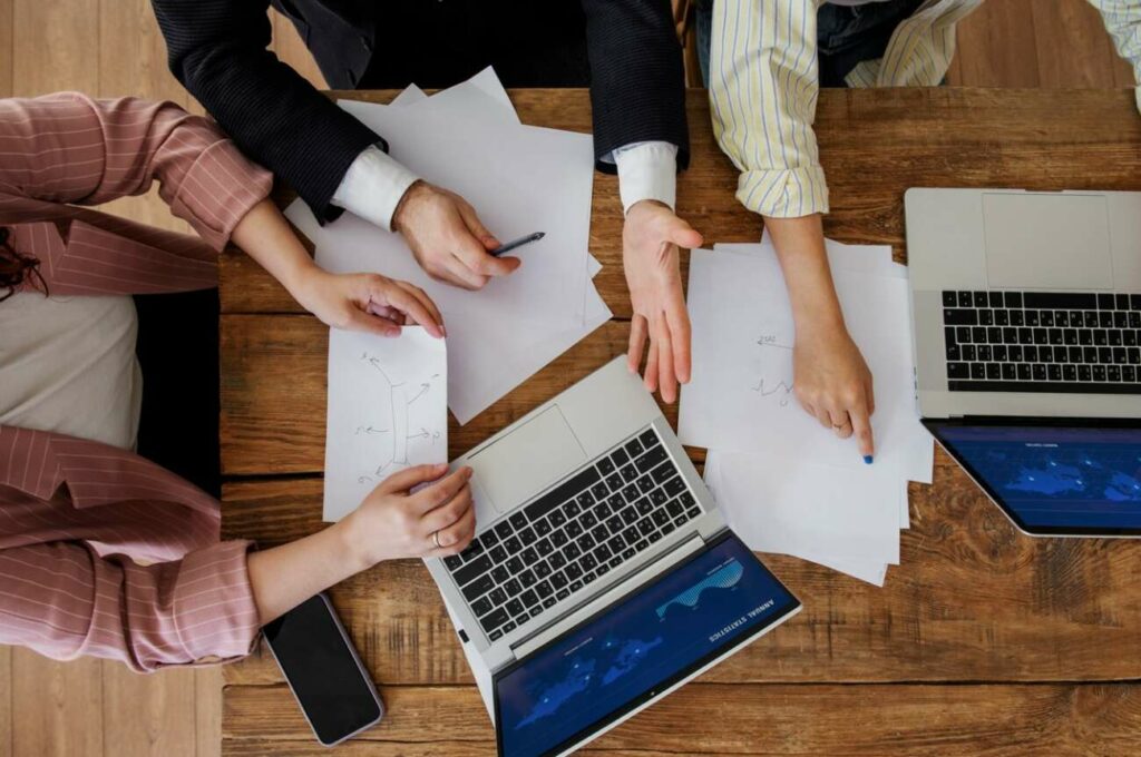 people having debate while looking computer gestao