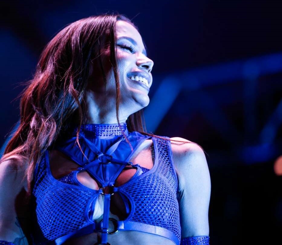Anitta encanta fãs com show repleto de energia e hits no Brava Beach Club em Guarapari