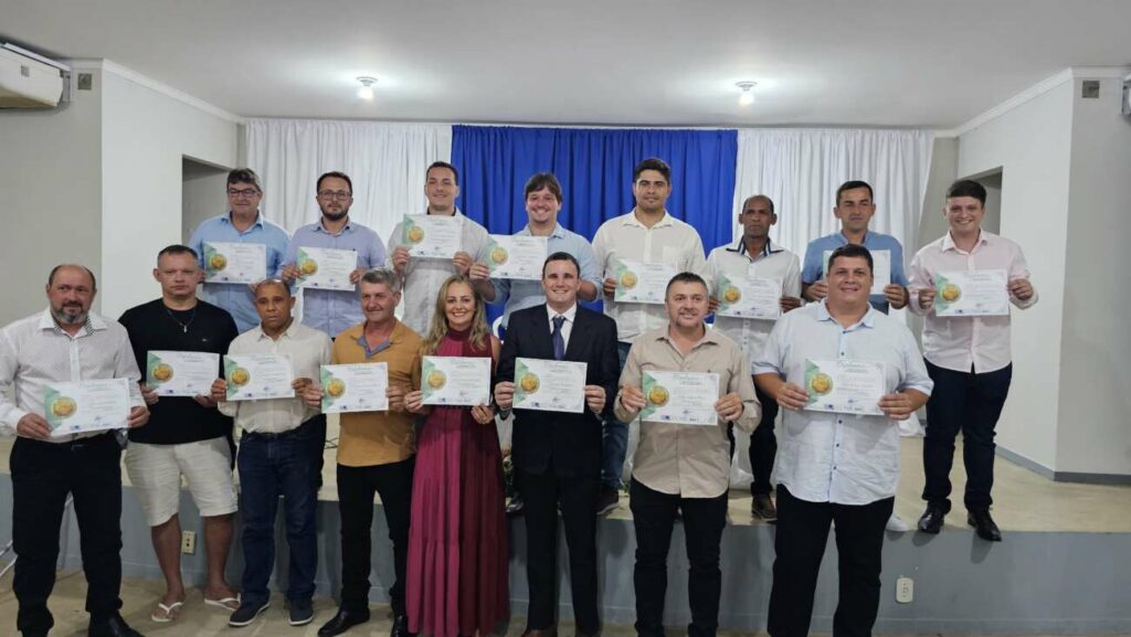 Prefeito eleito de Alfredo Chaves, Hugo Luiz Meneghel, é diplomado em cerimônia oficial 3 vereadores eleitos e suplentes diplomados