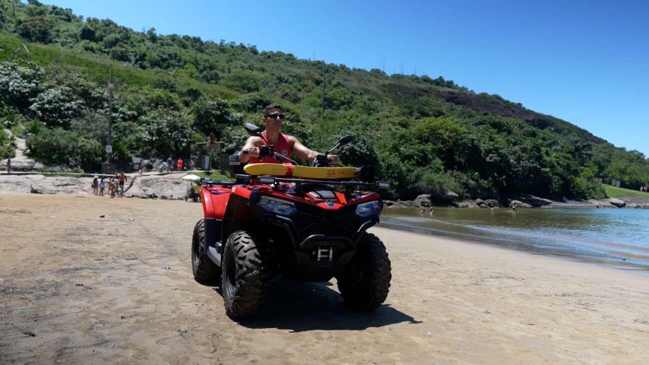 Guarapari reforça segurança nas praias com moto aquática e quadriciclo