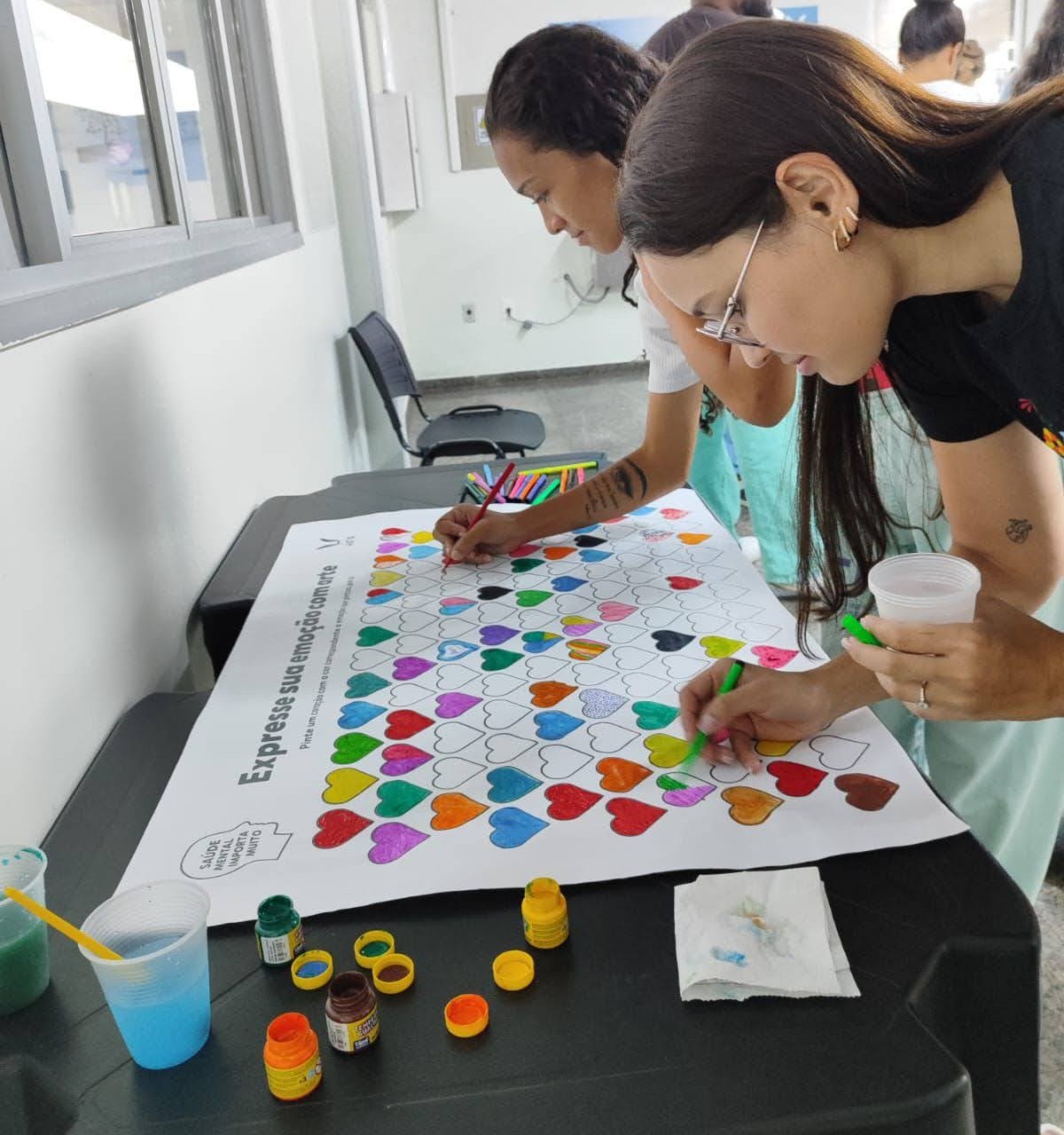 Janeiro Branco: funcionários do Hifa expressam emoções através da arte em Guarapari