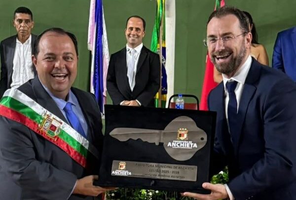 Léo Abrantes assume prefeitura de Anchieta e empossa nova equipe de governo