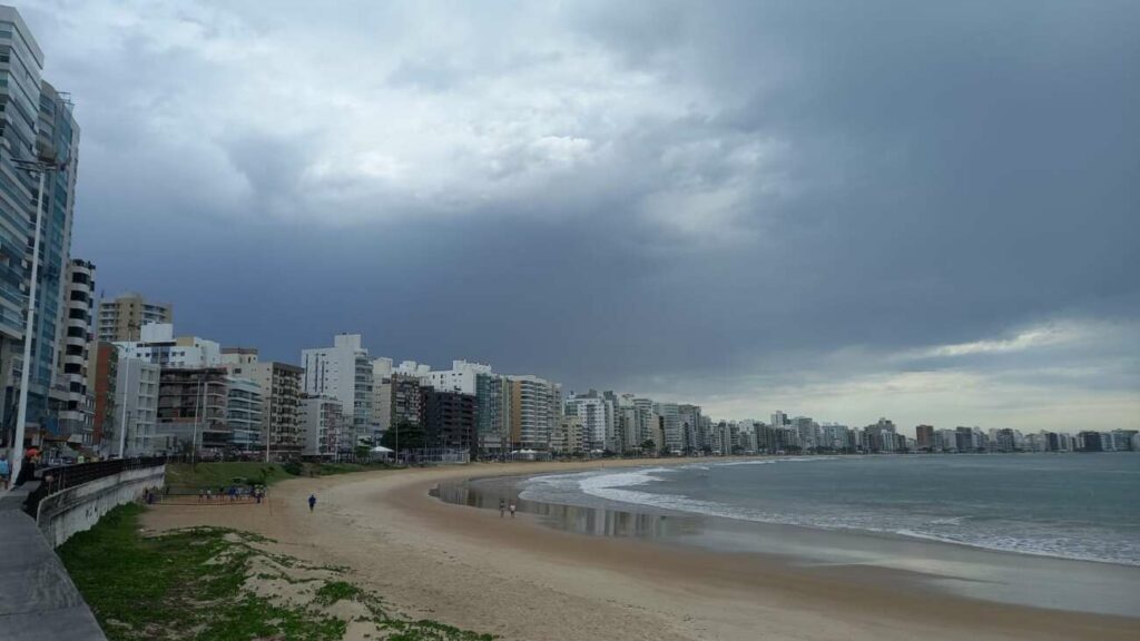 Guarapari e outras 42 cidades recebem alerta amarelo para chuvas intensas; saiba a previsão