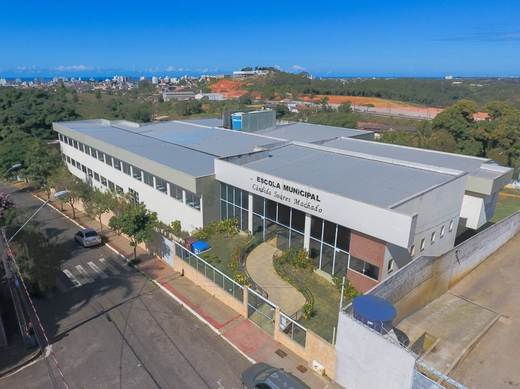 Projeto “Meu Pé de Ipê” leva plantio de árvores para escolas de Guarapari