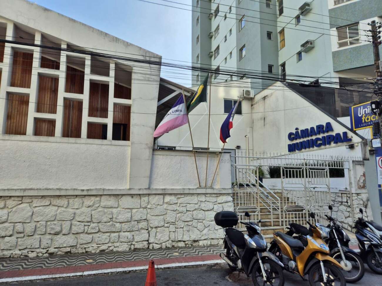 Obras paradas e população de rua no Centro são temas de reunião na Câmara de Guarapari