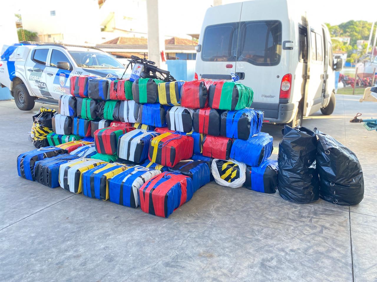 Operação policial apreende uma tonelada de cocaína e fuzil em Guarapari