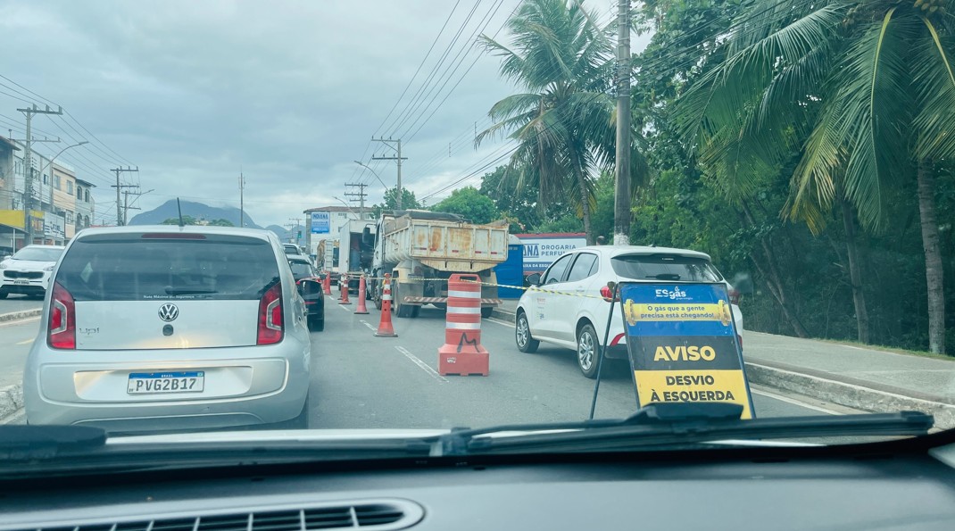 Obra causa congestionamento no Centro de Guarapari nesta quarta (23); confira imagens