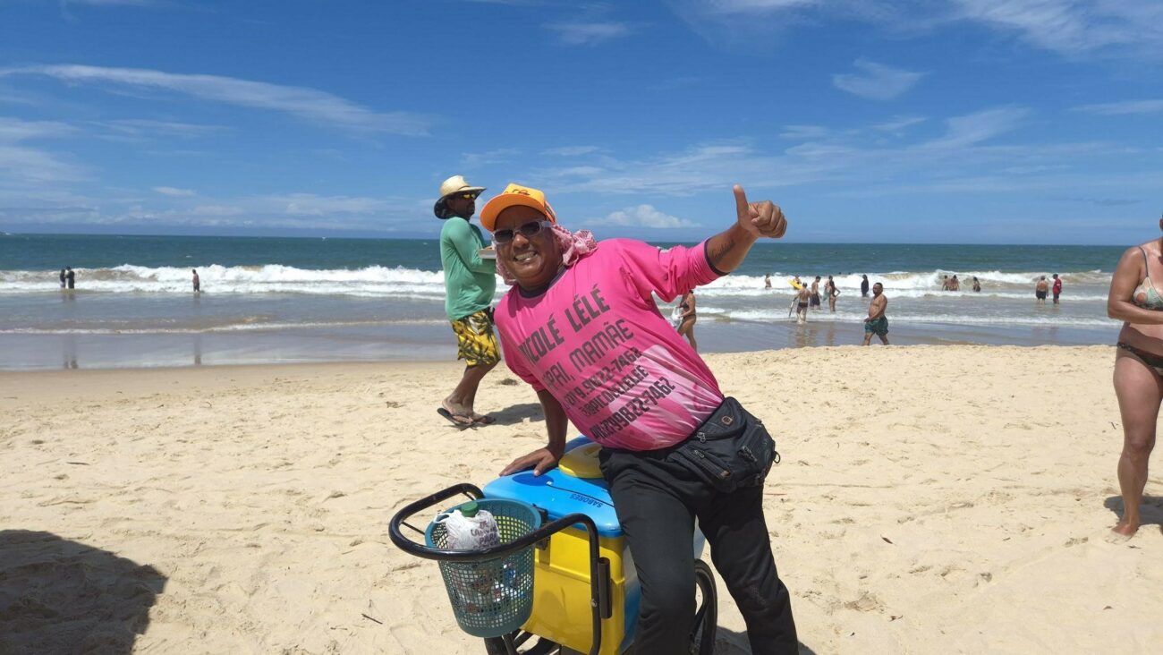 Vendedor de picolés viraliza com bom humor em Guarapari e soma mais de 500 mil seguidores