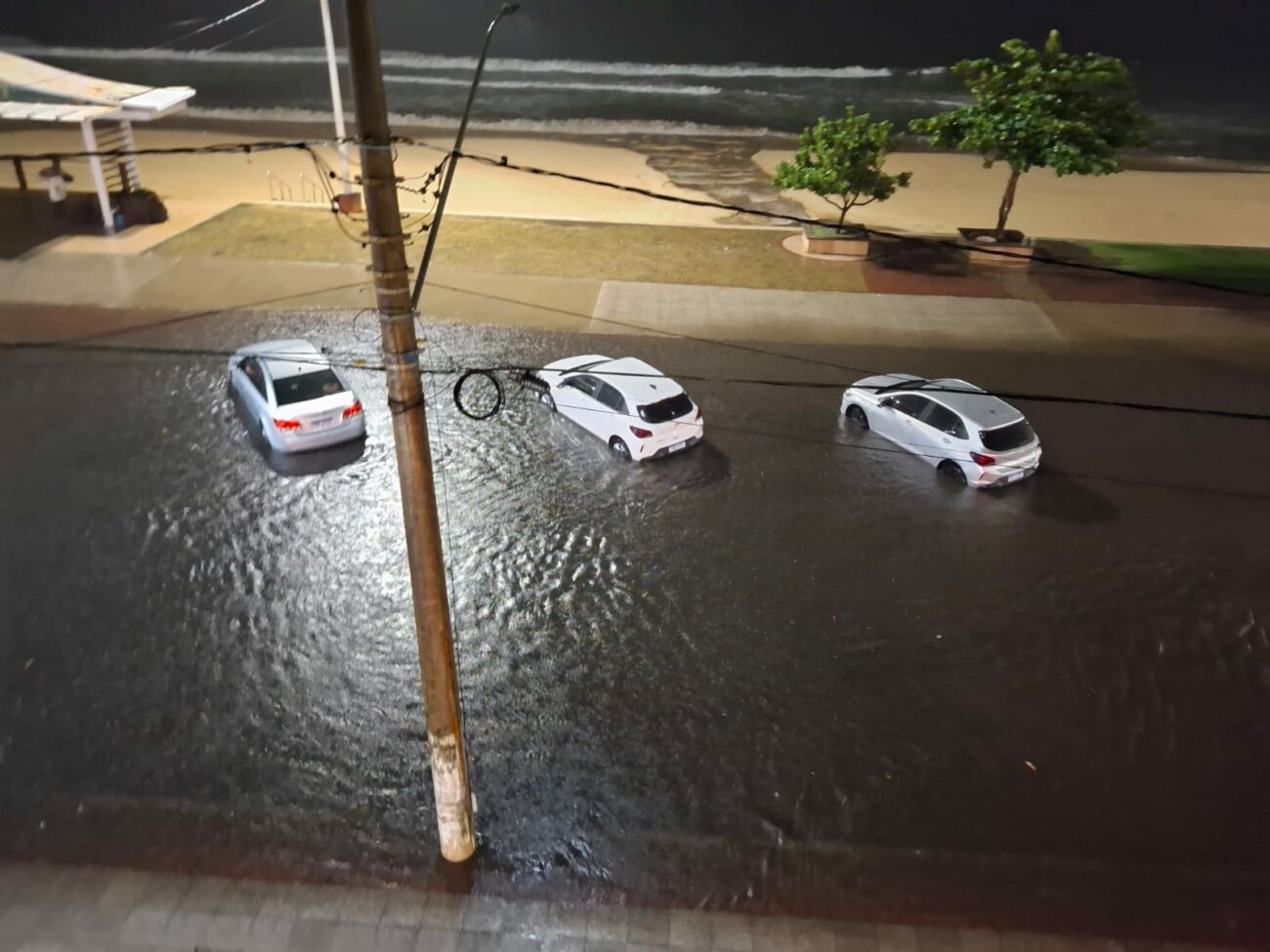 Temporal provoca alagamentos em diversos bairros de Guarapari; confira registros