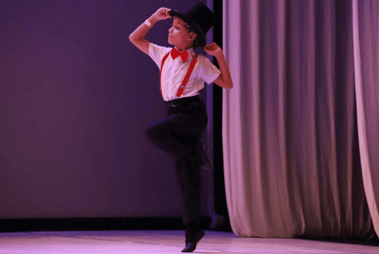 Aos 9 anos, jovem bailarino de Guarapari conquista 5 bolsas de dança no exterior e precisa de ajuda para seguir sonhando