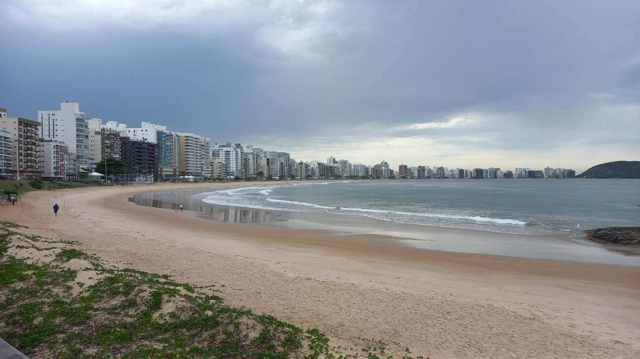Guarapari tem alertas de chuva forte; confira a previsão do tempo para o fim de semana 1 guarapari ceu nublado