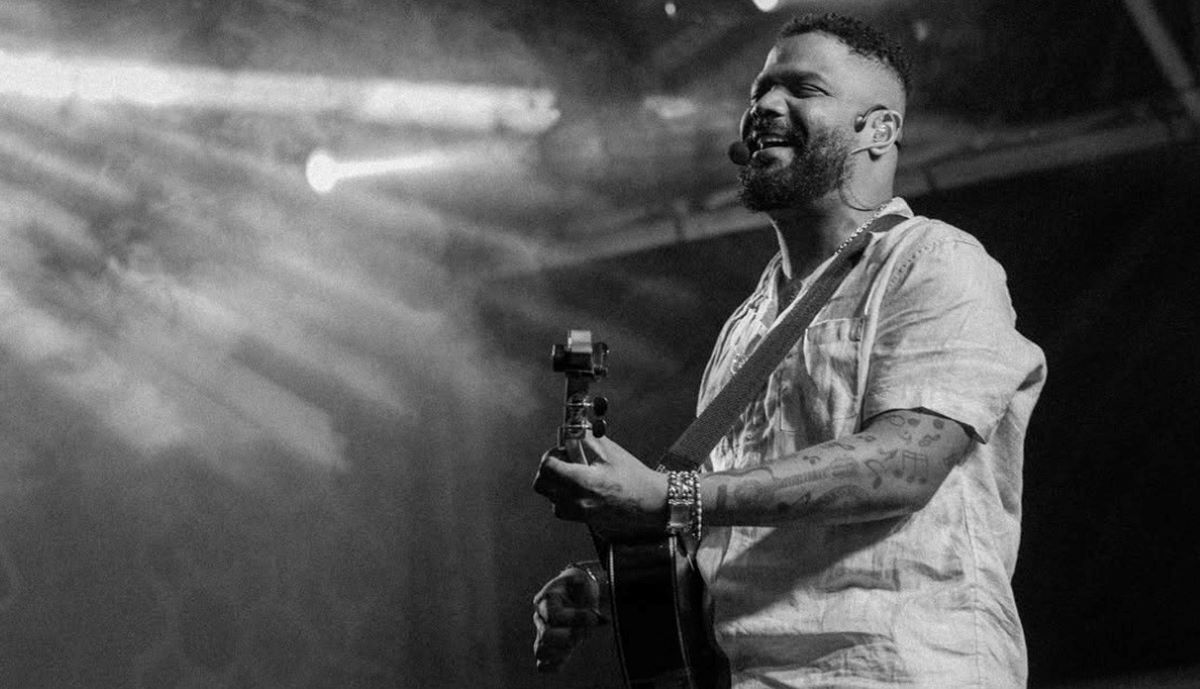Nesta sexta (19), show do cantor Arlindinho celebra aniversário de Guarapari