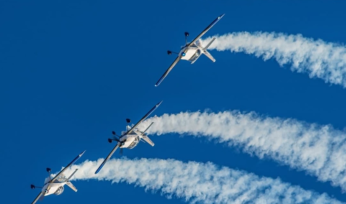 Dia de comemoração pelo aniversário de Guarapari começa com desfile e apresentação de aeronaves acrobáticas