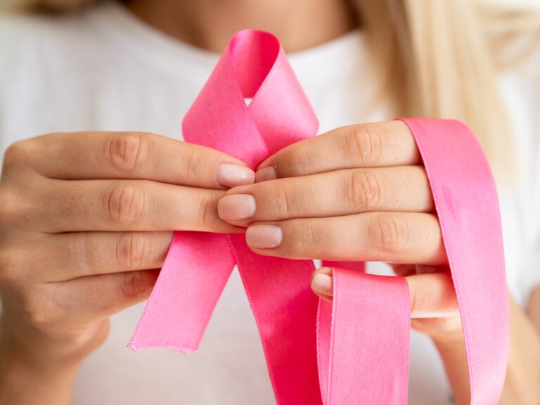 Outubro Rosa: conhecer o próprio corpo também é uma forma de cuidado