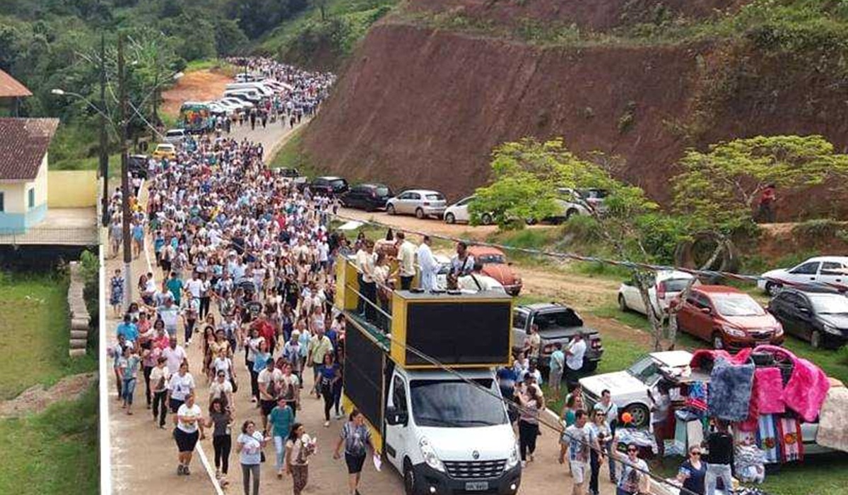Fé e tradição: comunidade de Alfredo Chaves realiza romaria pelo Dia de Nossa Senhora Aparecida