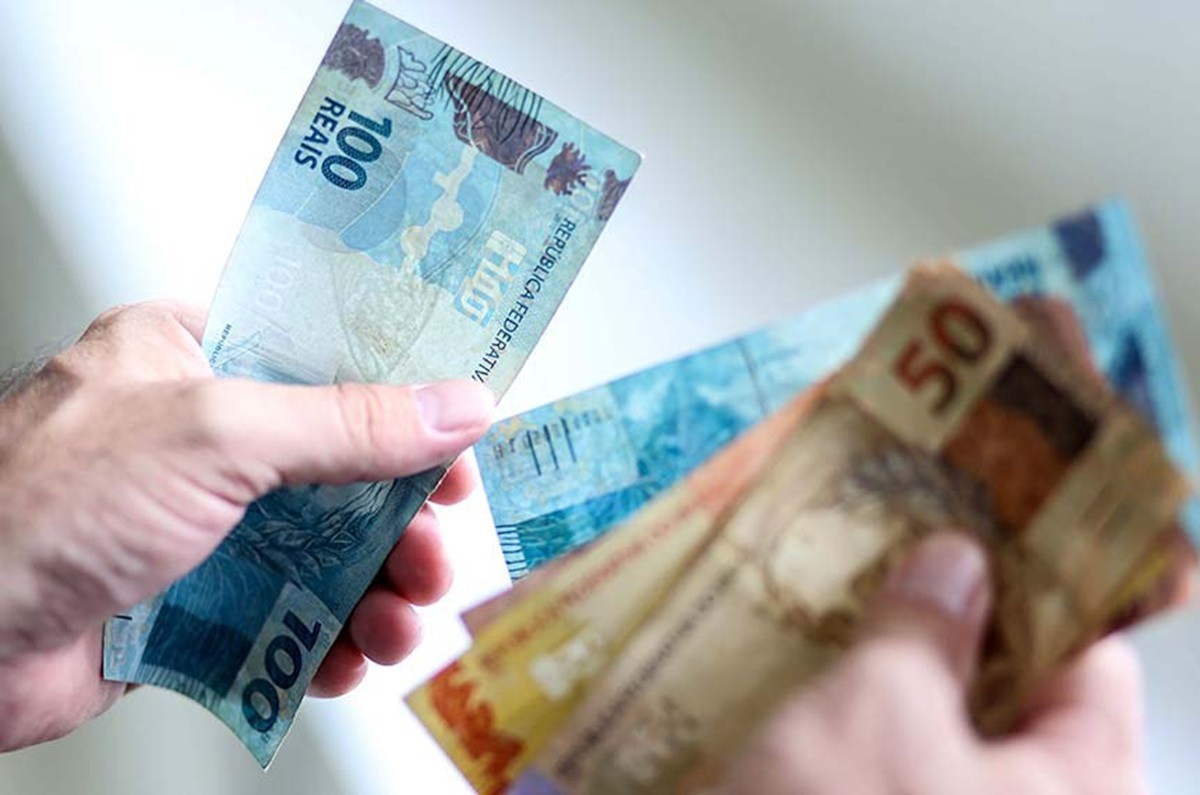 Casagrande anuncia abono salarial de R$ 1.200 e de R$ 2.500 para servidores estaduais