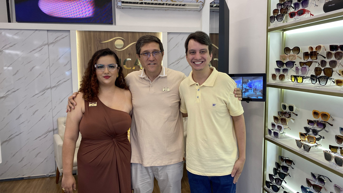 Exclusive: o nome e o conceito por trás da nova Ótica Praiana 4 3 Gabriela e Alessandro com o pastor Wilson