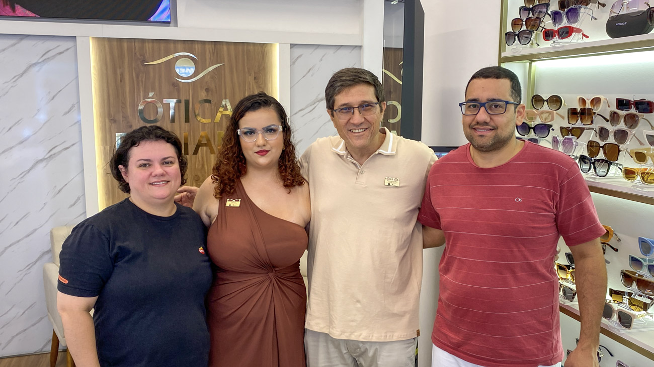 Exclusive: o nome e o conceito por trás da nova Ótica Praiana 3 4 Alessandro com os sogros Cecilia e Javan