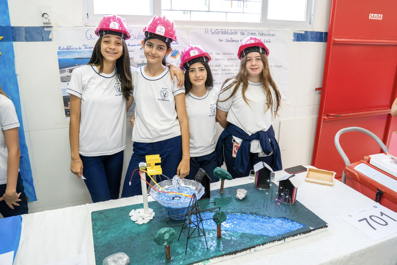 Criatividade e conhecimento marcam Feira de Ciências da Escola Rui Barbosa 8 Ana Luiza Ayla Milena Segatto Sophia