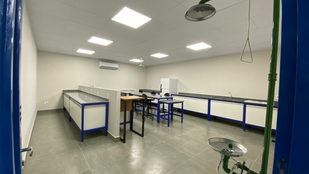 Estácio inaugura nova unidade semipresencial em Guarapari 4 Laboratorio de Multiquimico e Farmaceutico 1