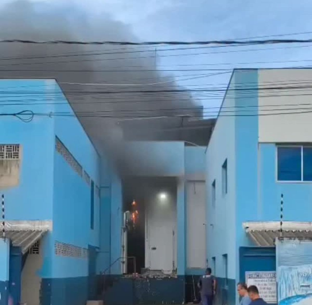 Guarapari: apenas prejuízo material; incêndio em fábrica de gelo não deixa feridos 1 SaveClip.App 587271503 1520237582524711 5282099228803847073 n