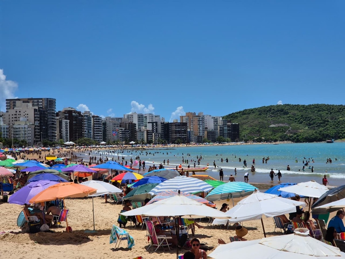 Verão começa com expectativa de 1,5 milhão de turistas em Guarapari