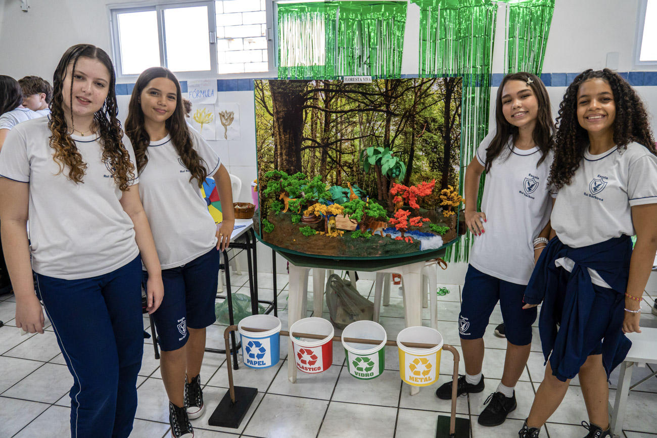 Criatividade e conhecimento marcam Feira de Ciências da Escola Rui Barbosa 2 maquete de dematamento e queimadas