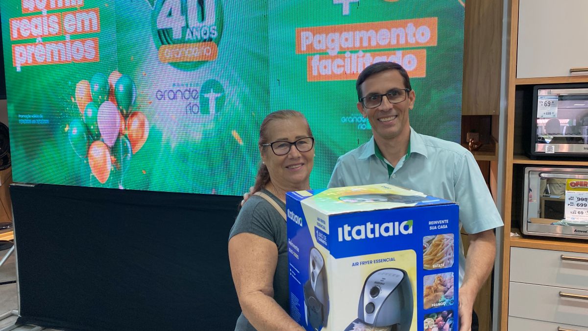 Magazin Grande Rio celebra 40 anos de história, tradição e compromisso com Guarapari 8 O gerente Geral Geraldo sorteando premios1